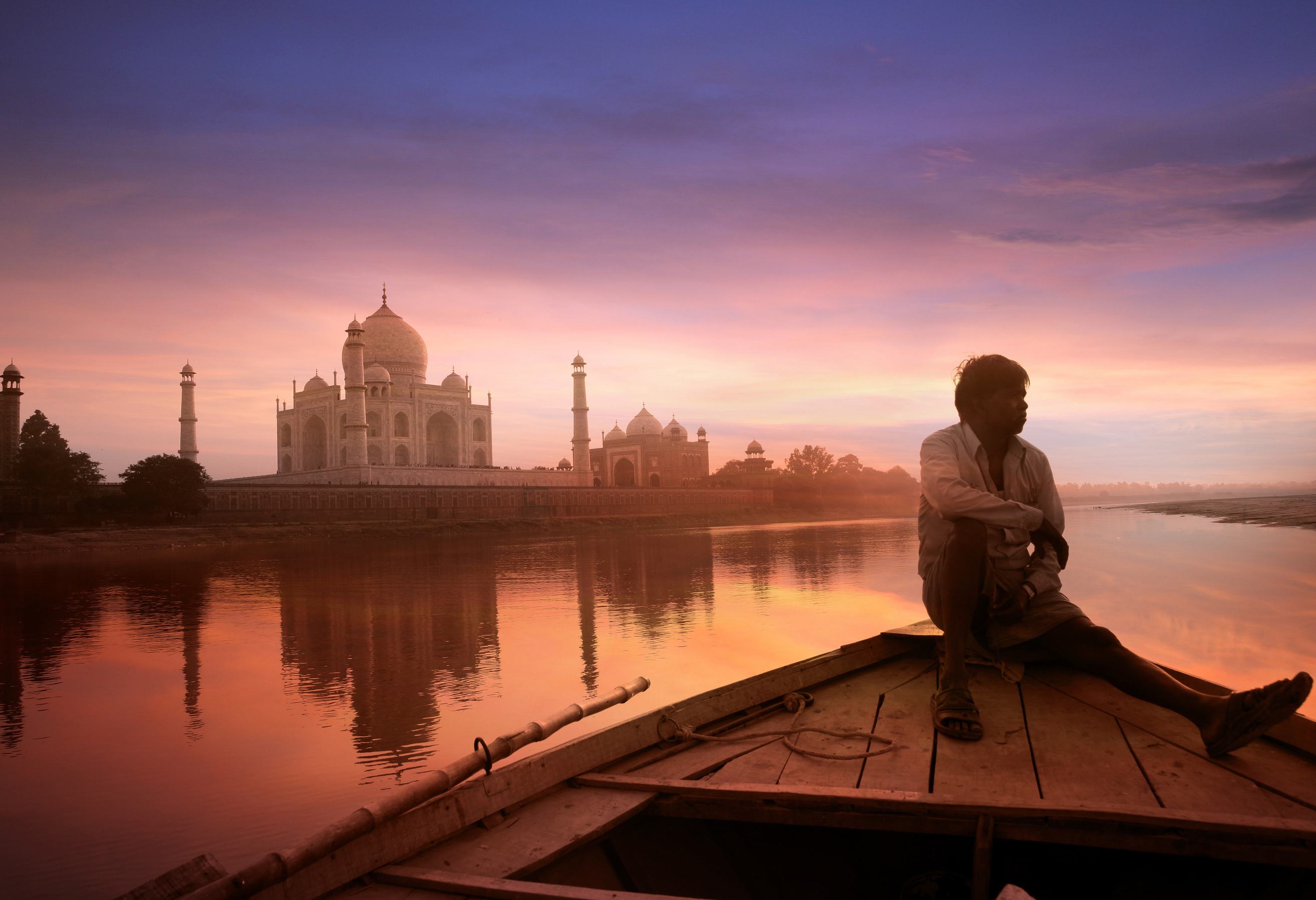 india-agra-per- boot